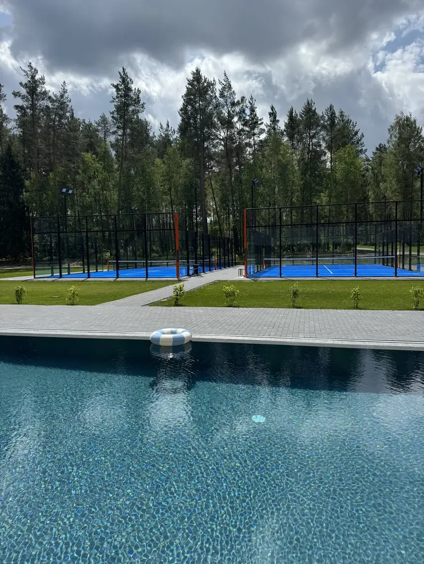 Vaizdas į sodybos baseiną ir terasą