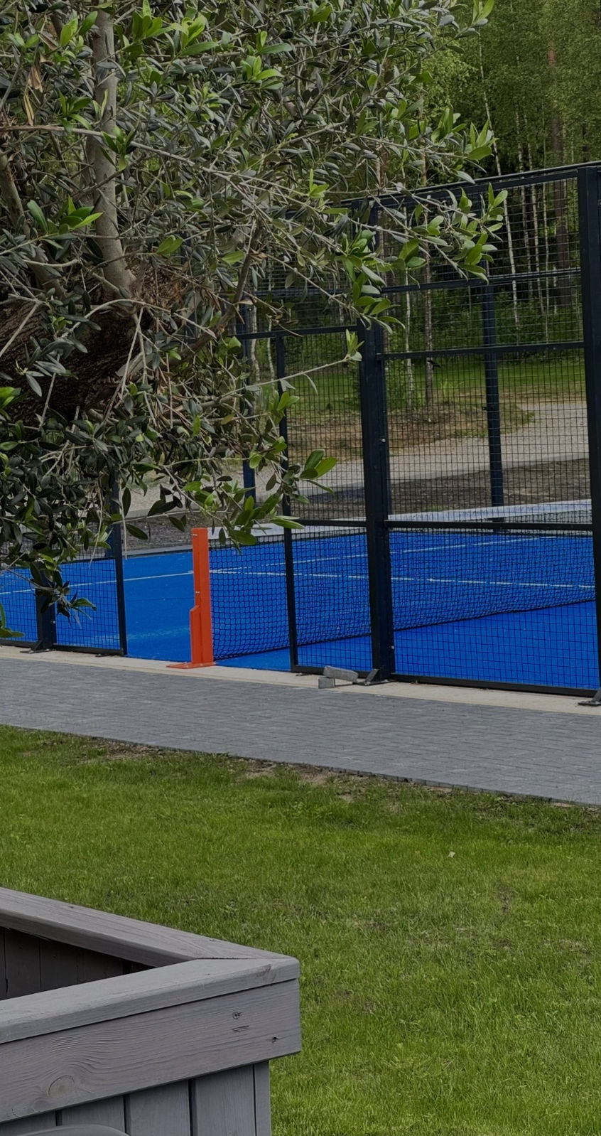 Sporto aikštelės apšvietimas vakare